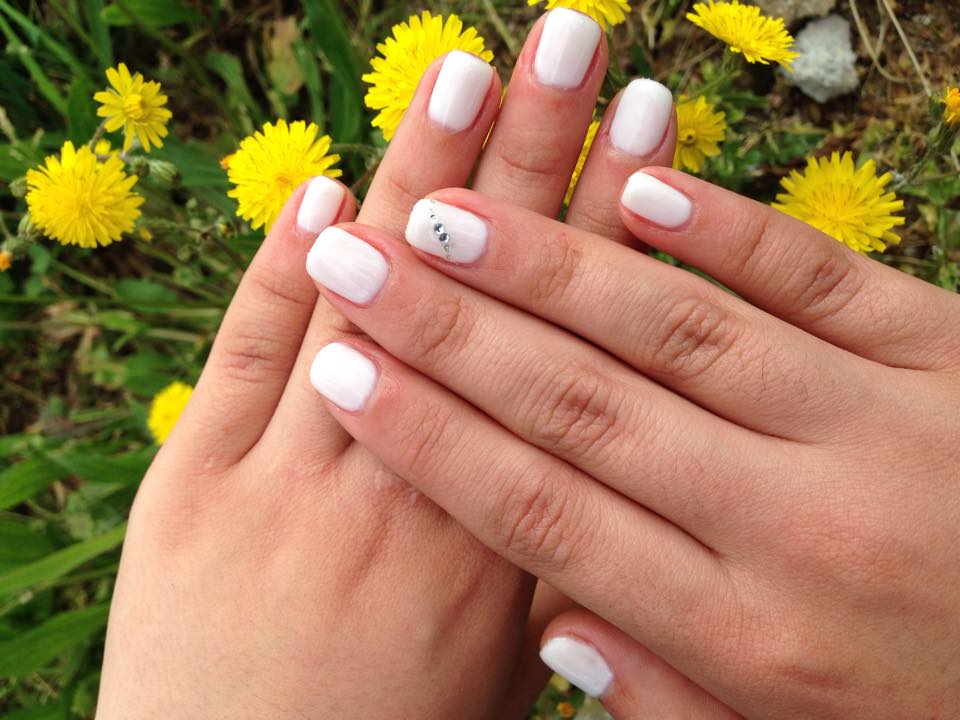 manicure bianco