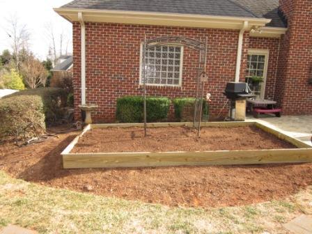 Garden Box with Metal Arch in Center