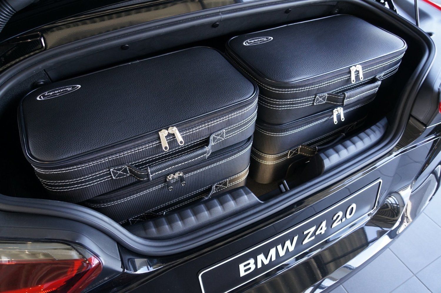 De kofferbak van een bmw z4 met bagage erin