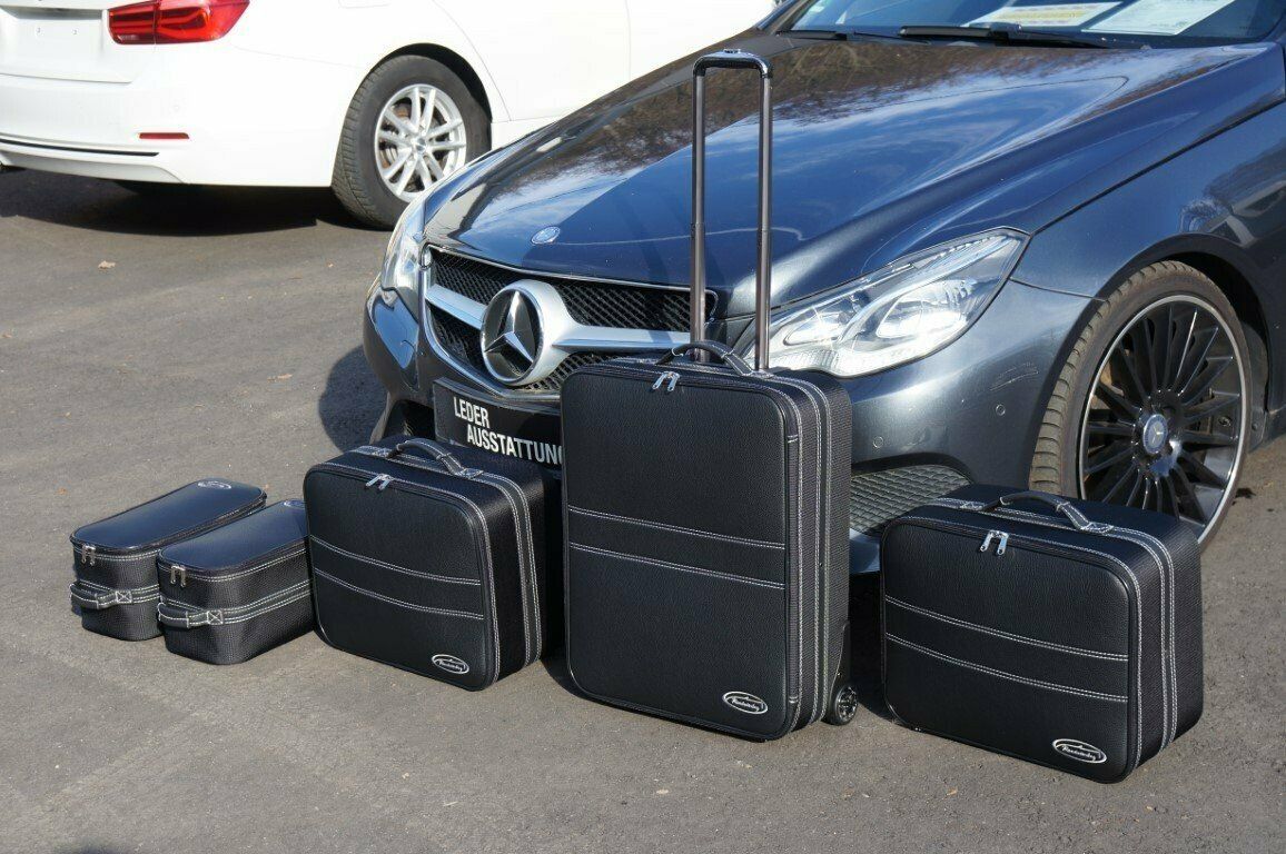 Een mercedes met een hoop bagage ervoor