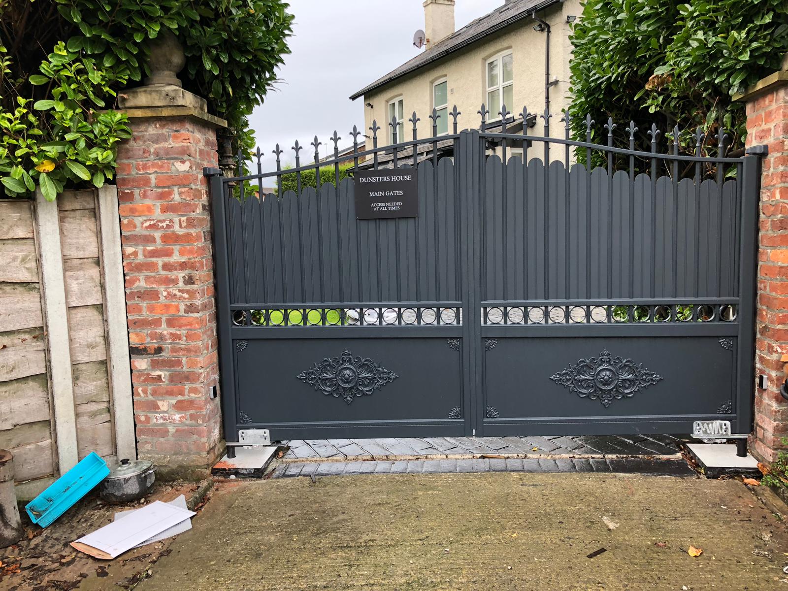 traditional style aluminium gate