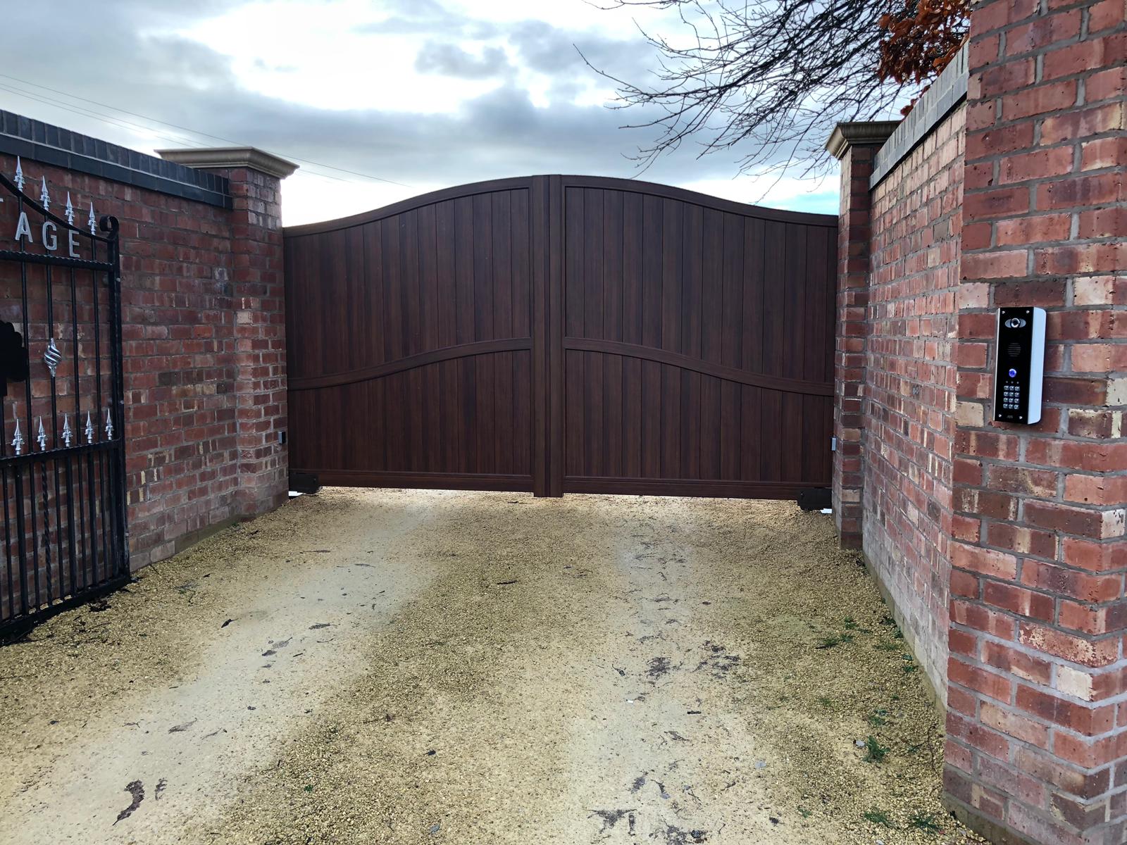 Contemporary Woodgrain gates