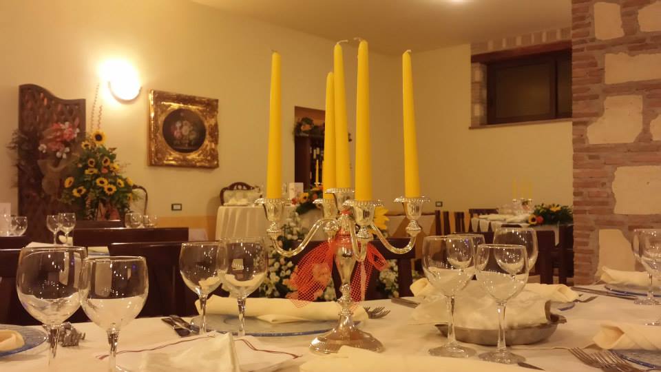 Allestimento del tavolo per cerimonie