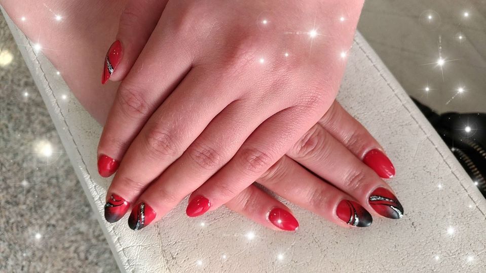 Manicure con decorazione smalto rosso