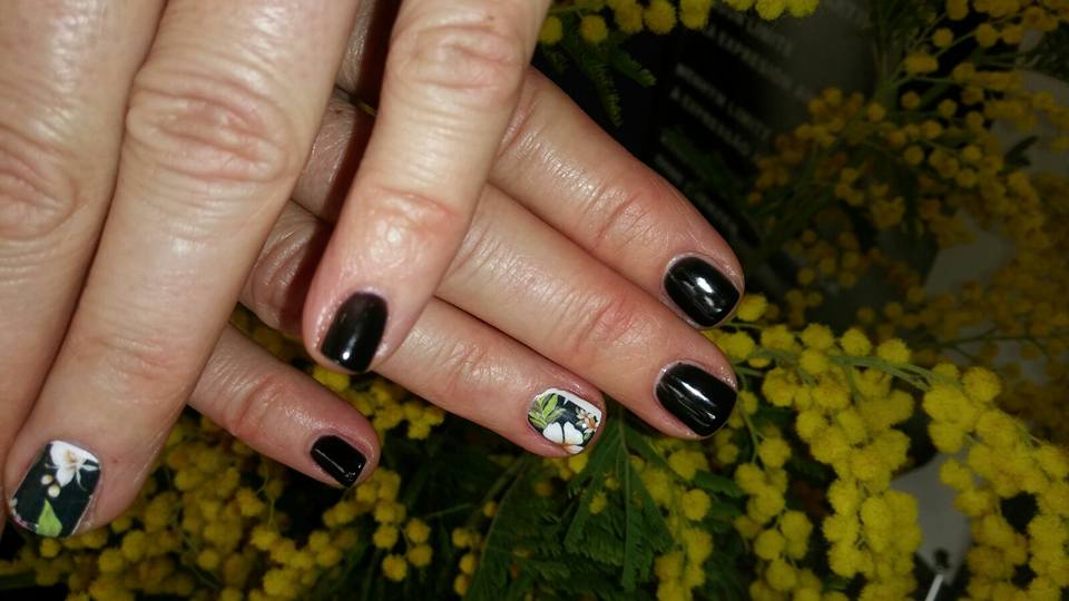Manicure smalto nero e decorazione finger nail