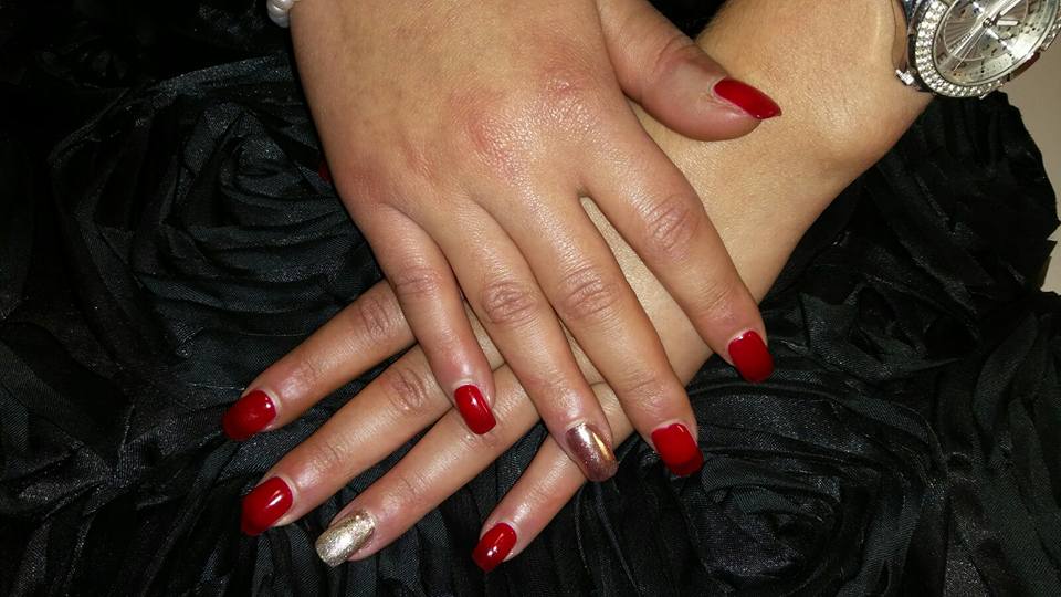 Finger nail con smalto rosso e dorato