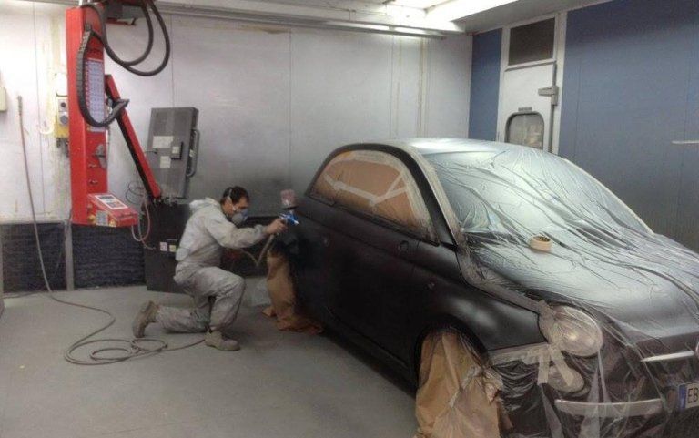 fase di vernivciatura auto