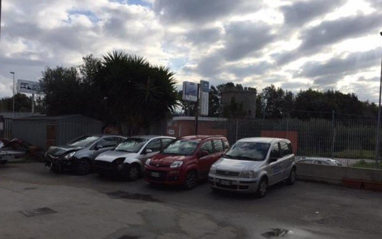 flotta di auto di cortesia parcheggiate