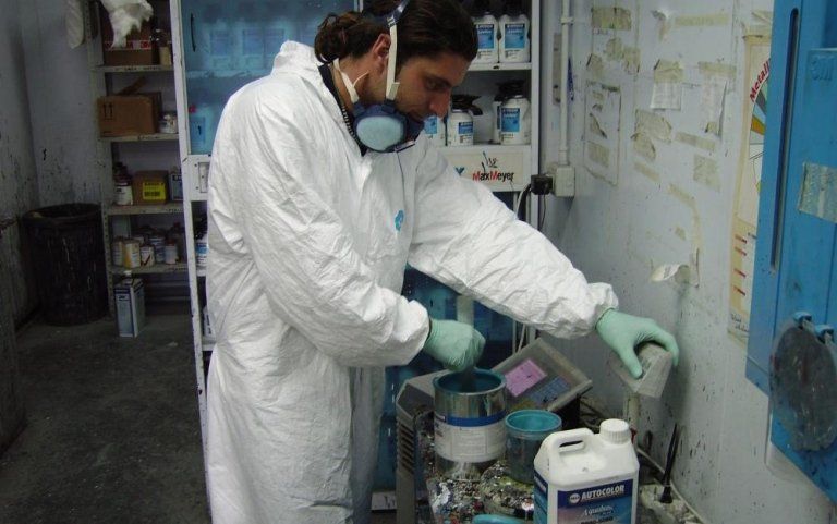 fase di preparazione vernice auto