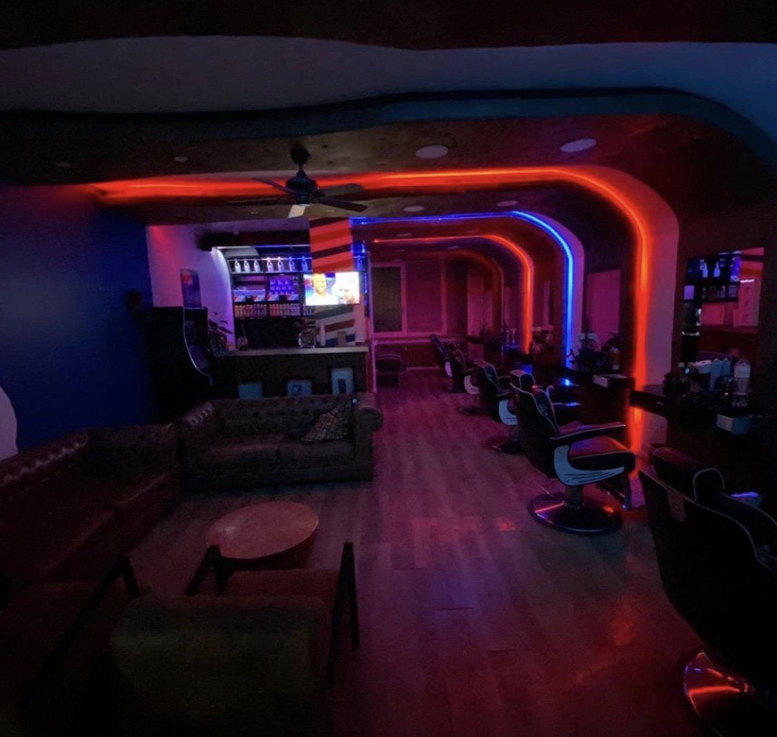 Ein Friseursalon mit roten und blauen Lichtern an der Decke
