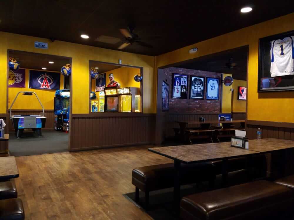 Family Friendly Pizza Restaurant and Sports Bar Lamppost Pizza Fountain Valley Interior
