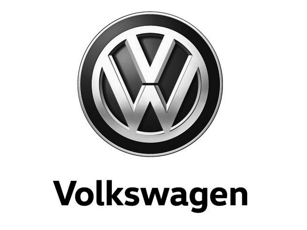 Logotipo de Volkswagen con emblema VW plateado y texto negro sobre fondo blanco.