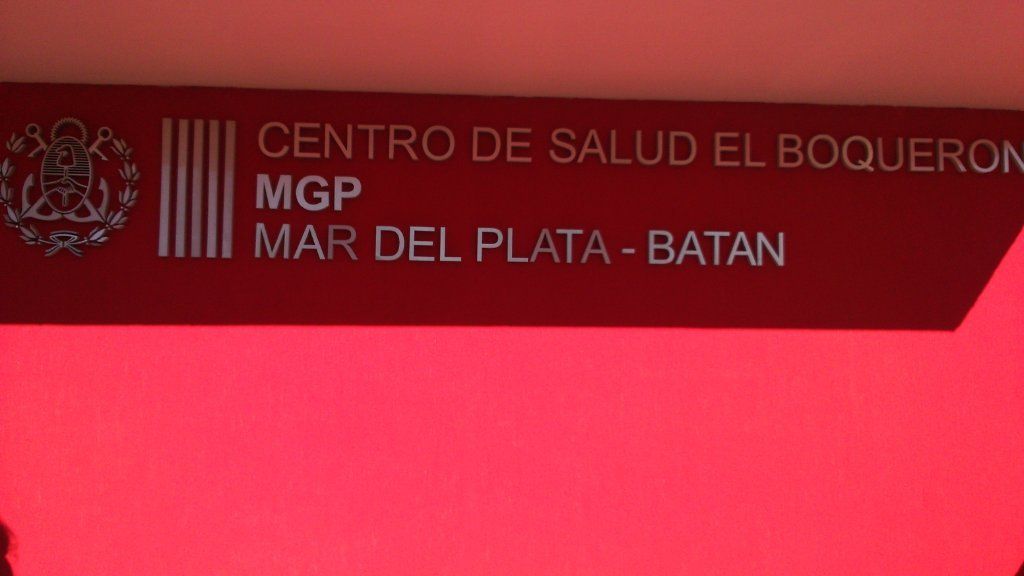 Sign for Centro de Salud El Boquerón, MGP, Mar del Plata-Batán, on a red wall.