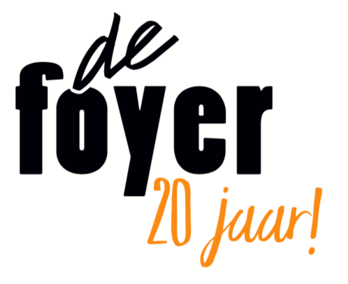 Logo met de tekst “de foyer” in zwart en “20 jaar!” in oranje op een witte achtergrond.