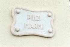 targa in marmo