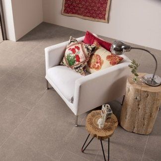 piccolo salotto con poltrona e pavimentazione in ceramica