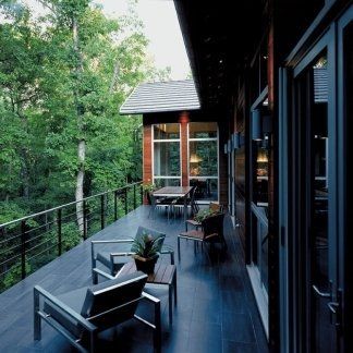 balcone di una baita con pavimentazione in legno