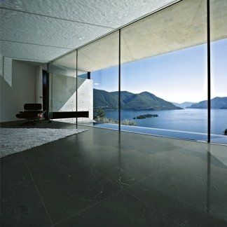 luminoso salone con ampie vetrate e pavimenti in linoleum