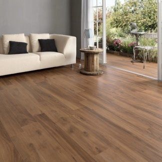 salotto con pavimenti in parquet