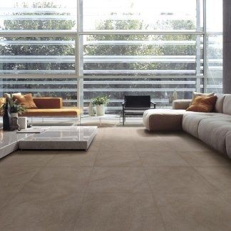 sala con ampie vetrate e pavimentazione in ceramica