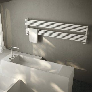 termoarredo installato sopra la vasca da bagno