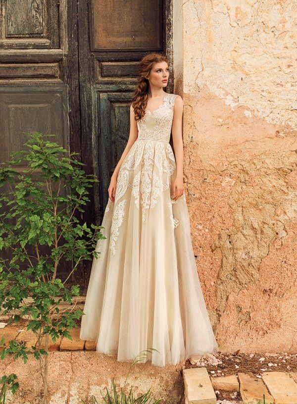 Eine Frau in einem Brautkleid steht vor einer Tür.