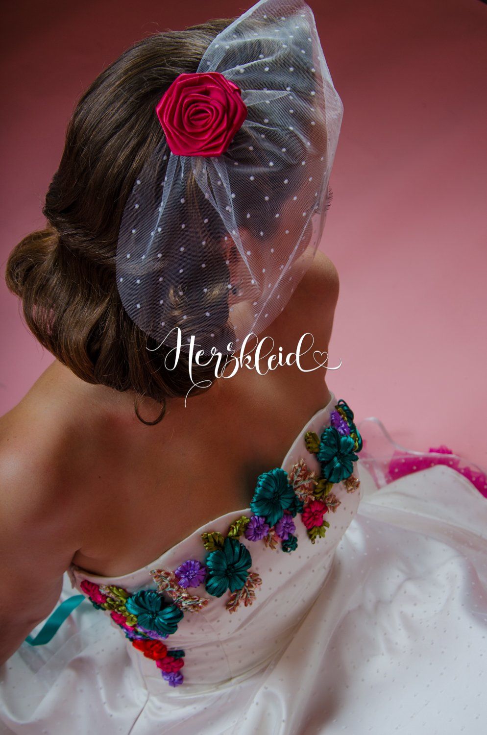 Der Rücken einer Frau, die ein weißes Kleid mit Blumen darauf trägt.