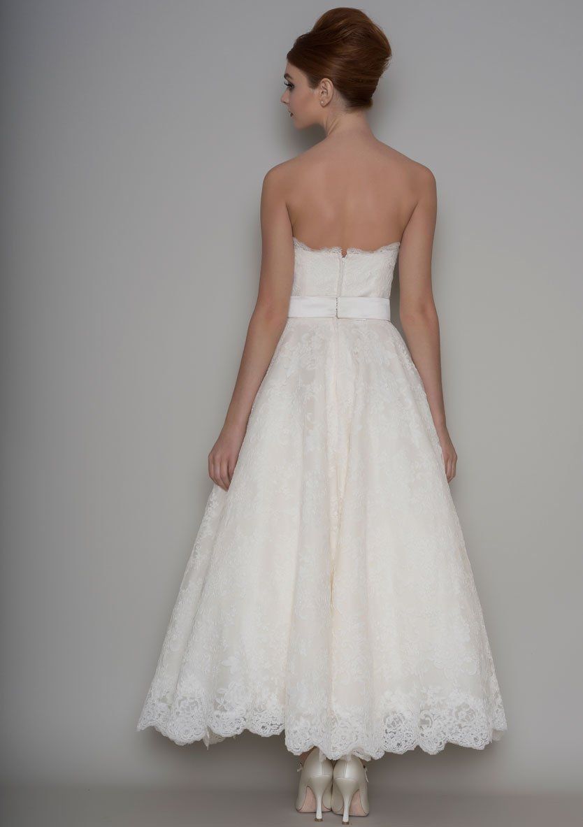 Der Rücken einer Frau in einem weißen Kleid