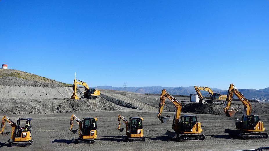 Cantiere edile con macchine per movimentazione terra