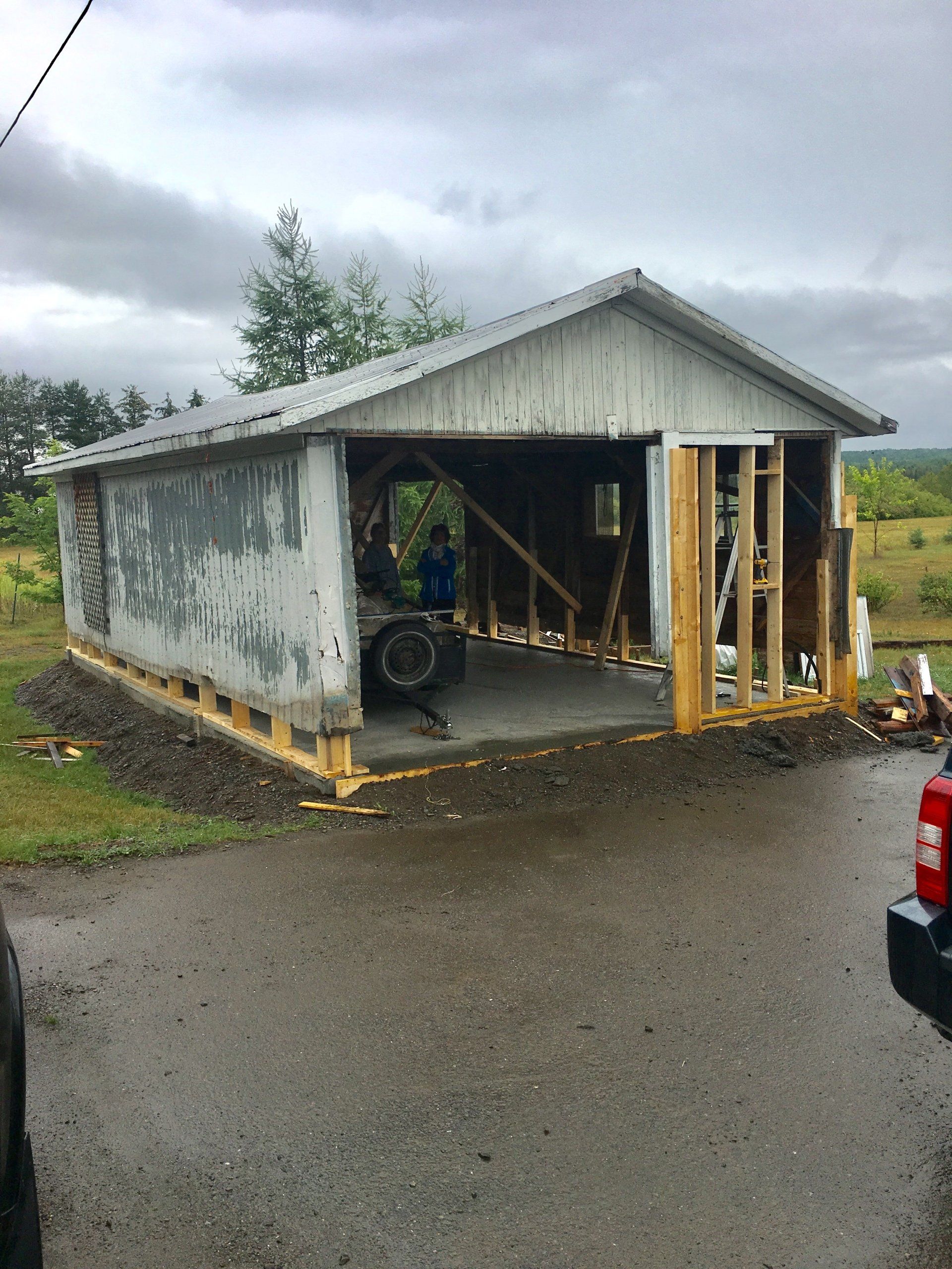 Un camion est garé devant un garage en construction.