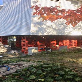 Une maison est déplacée vers un nouvel emplacement.