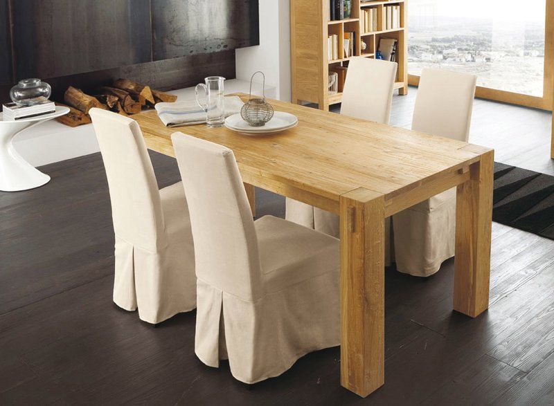 Un tavolo di legno con quattro sedie