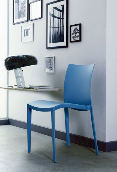 Una sedia azzurra