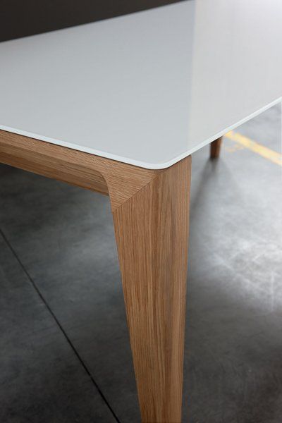 Un tavolo con gambe di legno