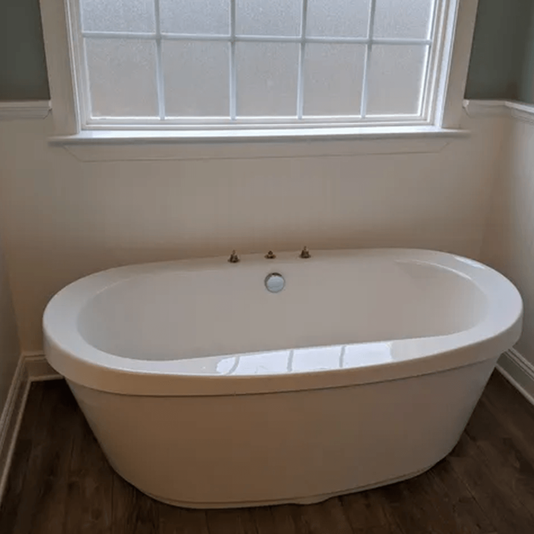 White Bath Tub — Forest, VA — Straight Line Painting & Tile Inc. White Bath Tub — Forest, VA — Straight Line Painting & Tile Inc.