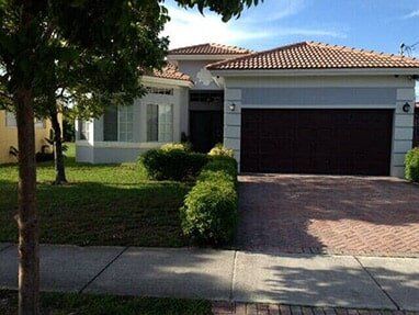Man painting wall - Exterior Painting Services in Hollywood, FL Man painting wall - Exterior Painting Services in Hollywood, FL