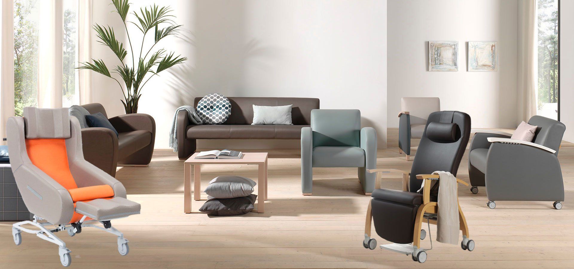 Ein Wohnzimmer mit einer Couch, Stühlen und einem Tisch.