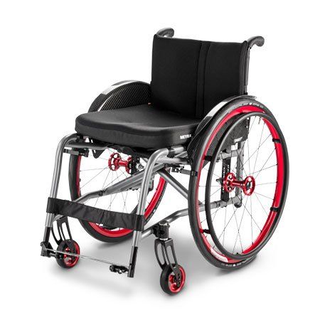 Ein schwarz-roter Rollstuhl mit roten Rädern auf weißem Hintergrund.