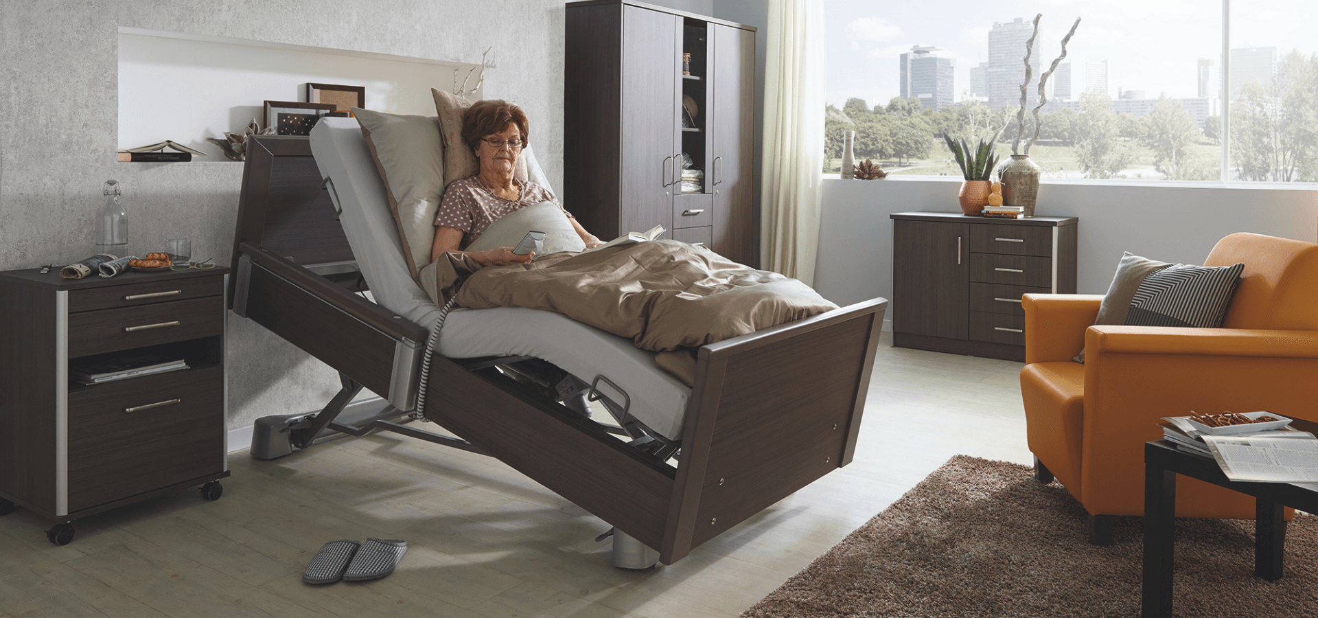 Eine Frau liegt in einem Krankenhausbett in einem Wohnzimmer