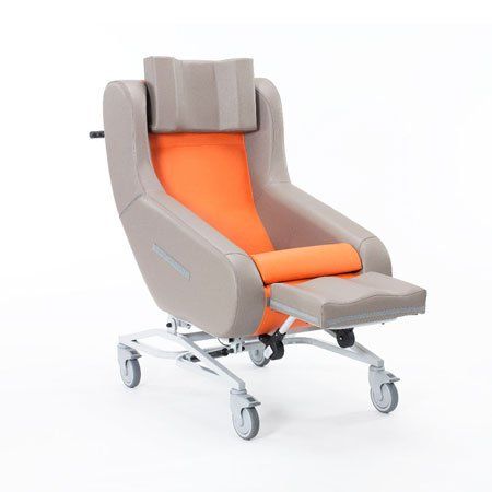 Ein grau-orangefarbener Stuhl mit Rollen auf weißem Hintergrund.