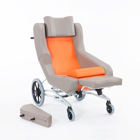 Ein Stuhl mit Rollen und einem orangefarbenen Kissen darauf.