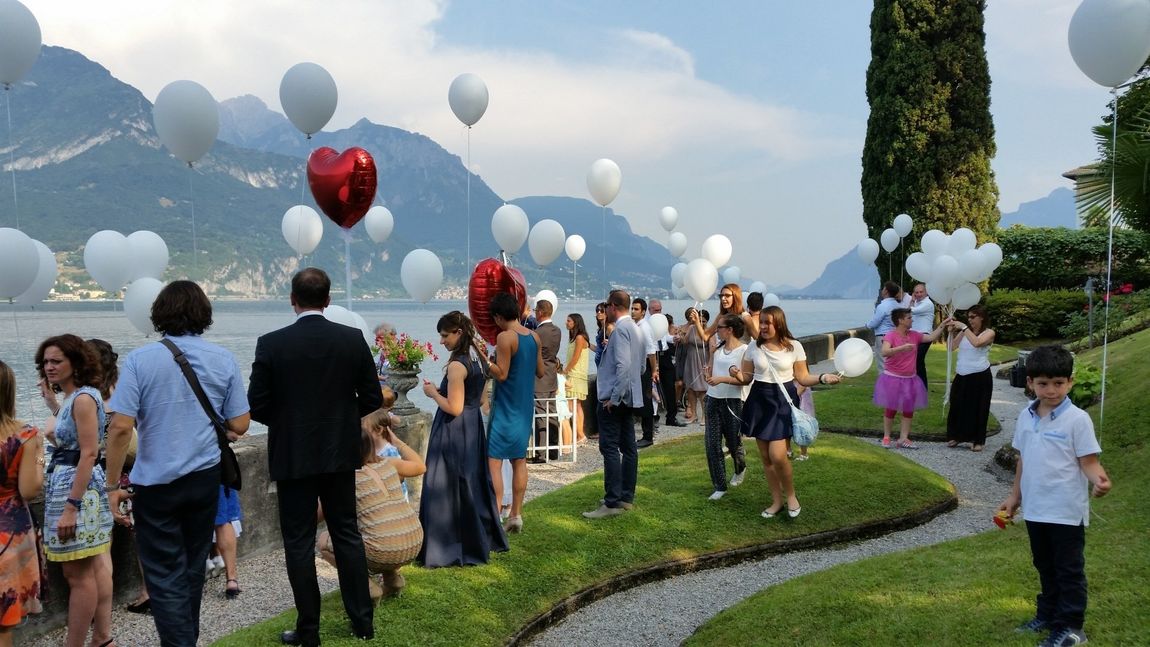 matrimonio all'aperto con addobbi floreali