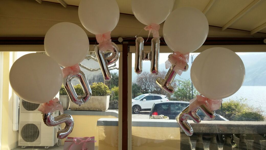 decorazione per battesimo con palloncini bianchi