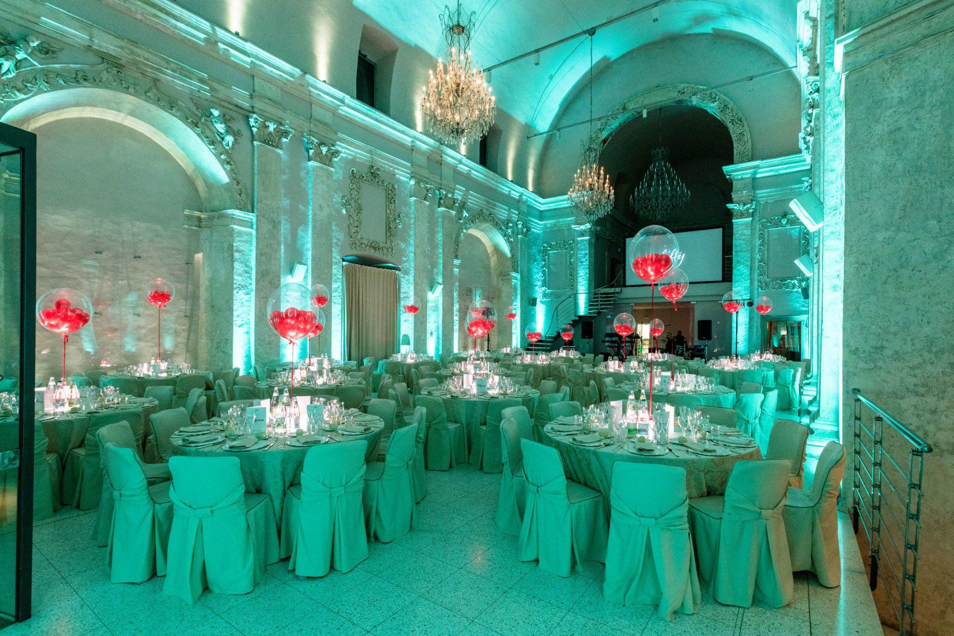 sala decorata con palloncini