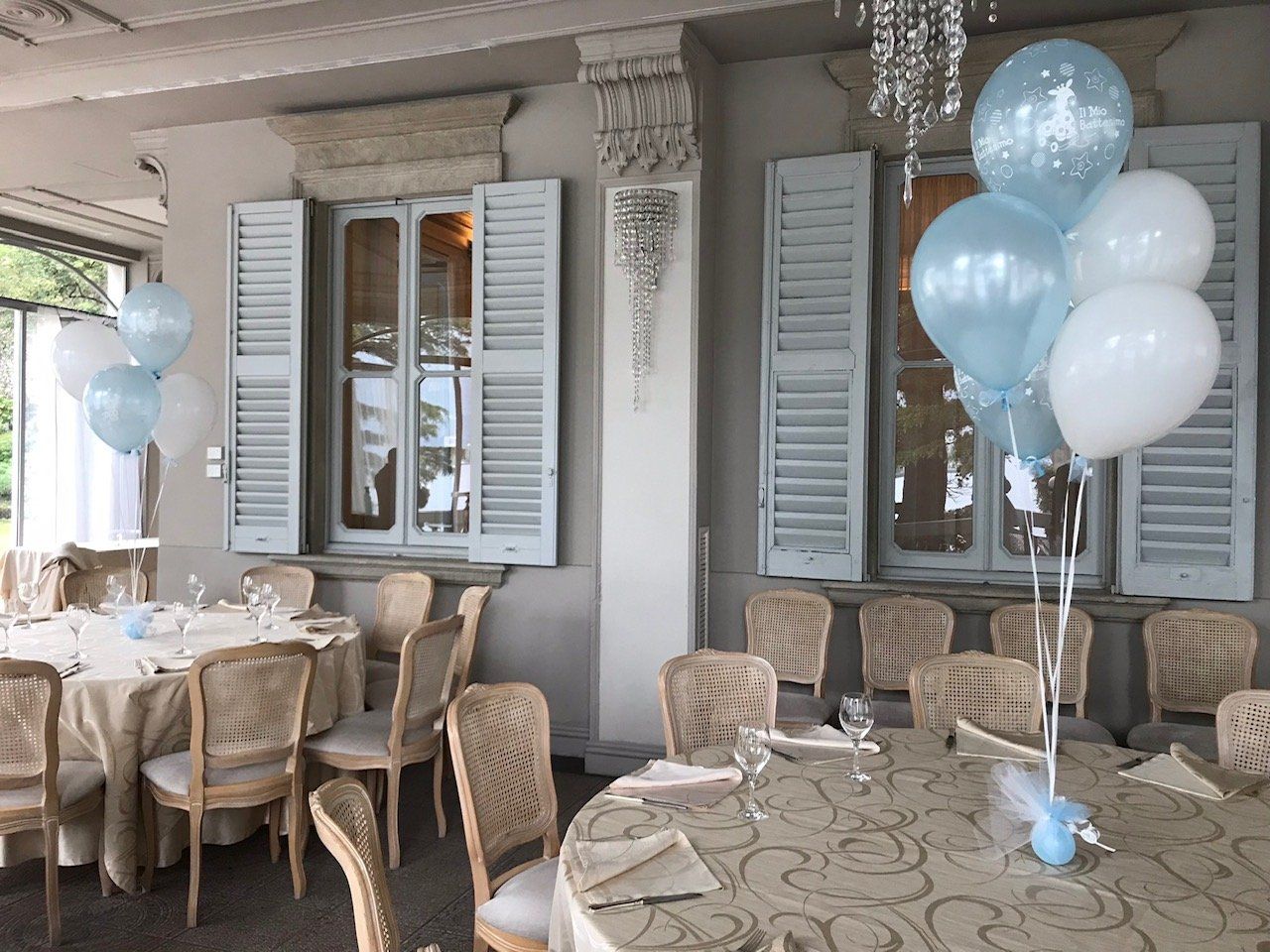 allestimento con palloncini per battesimo