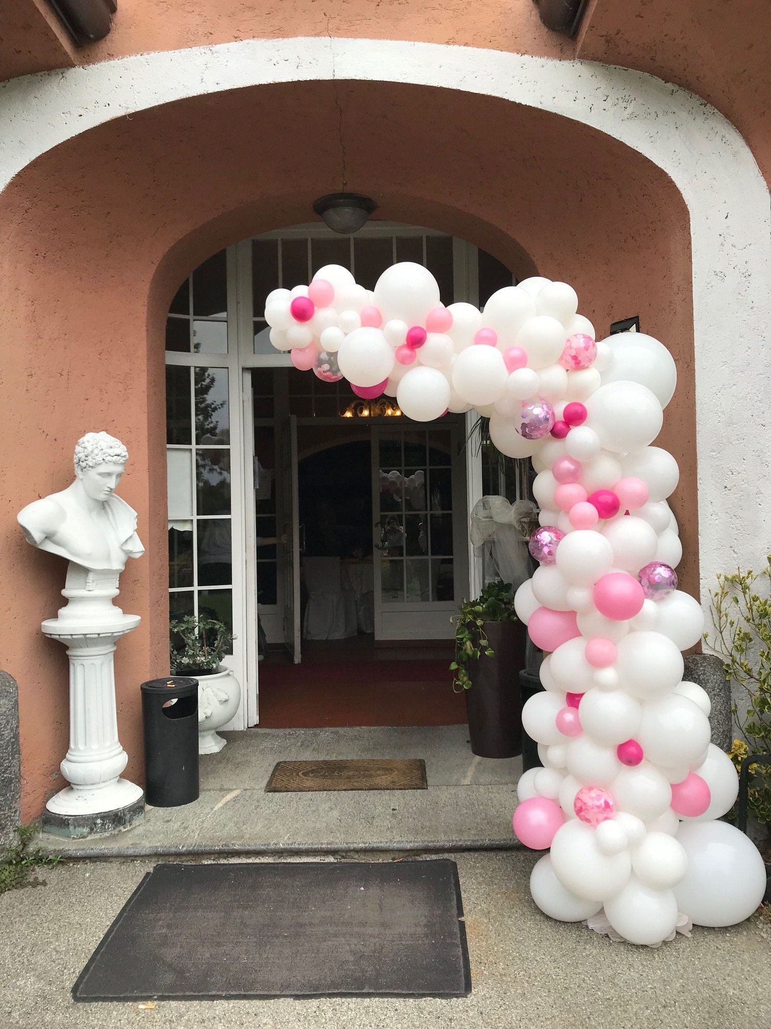 palloncini bianchi e rosa per feste di battesimo