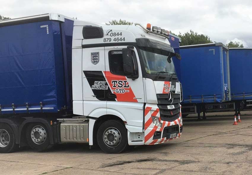 Articulated tractor unit