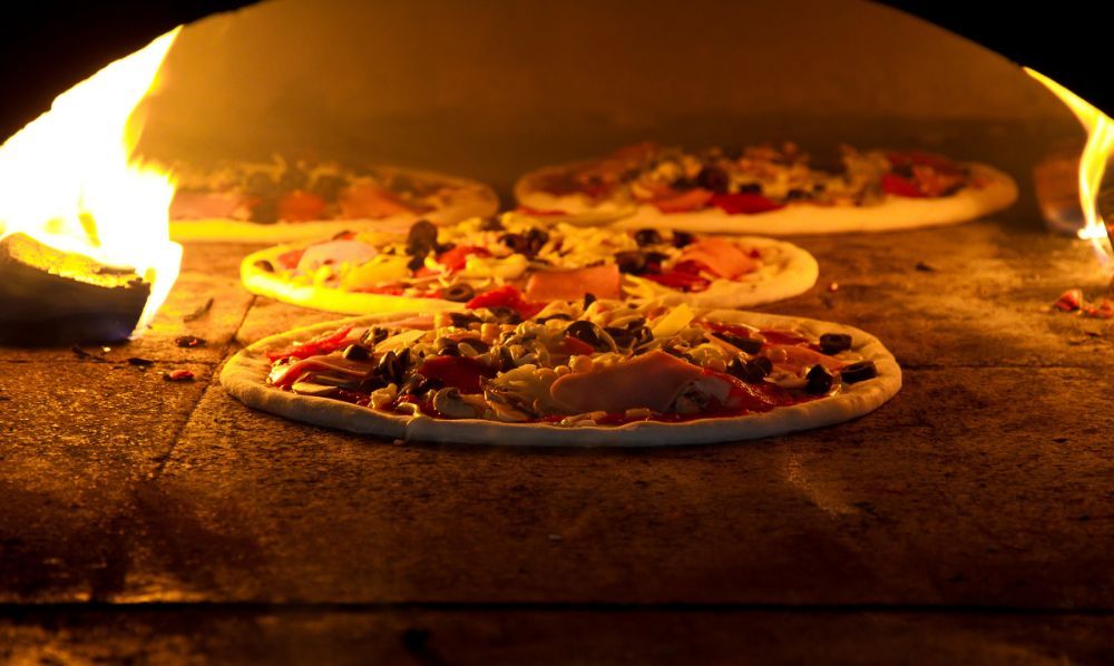 pizze cotte nel forno a legna