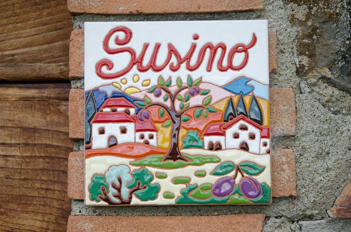 mattonella decorata all'ingresso dell'appartamento Susino