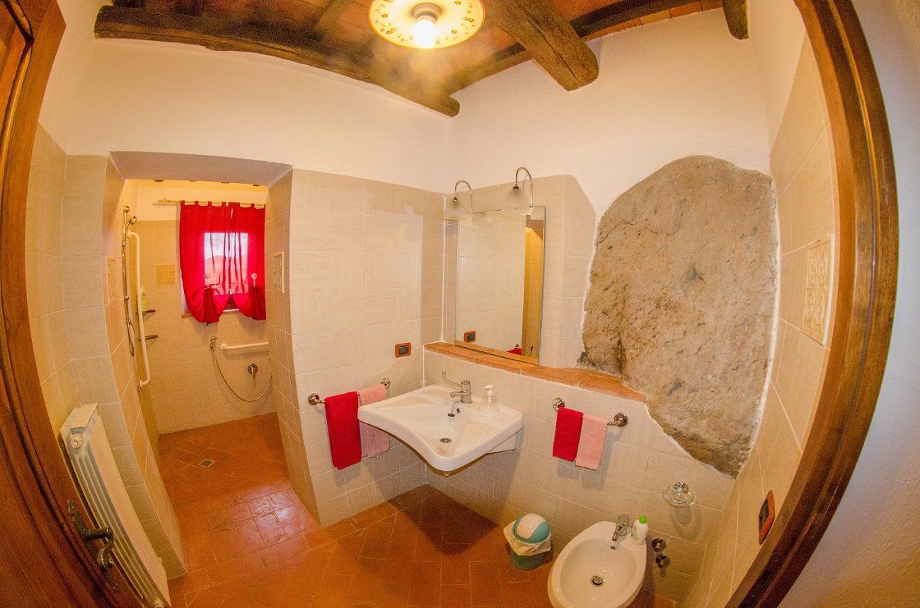 bagno della casa per soggiorni in Toscana